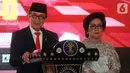 Yasonna Laoly (kiri) didampingi istrinya Elisye Widya Ketaren menyampaikan pidato saat serah terima jabatan Menteri Hukum dan Hak Asasi Manusia (Menkumham) di Jakarta, Rabu (23/10/2019). Yasonna Laoly menggantikan Tjahjo Kumolo yang sebelumnya menjabat Plt Menkumham. (merdeka.com/Dwi Narwoko)