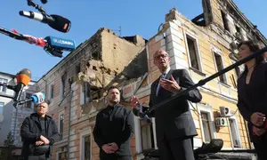 Kanselir Jerman Friedrich Merz dan Presiden Ukraina Volodymyr Zelenskyy. (AP Photo/Evgeniy Maloletka)
