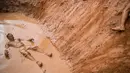 Seorang peserta berbaring didalam lumpur saat mengikuti Mud Day di Tel Aviv, Israel (24/3). Para peserta harus menyelesaikan lomba lari sepanjang 13 kilometer yang dipenuhi rintangan dan kubangan. (AP Photo/Oded Balilty)