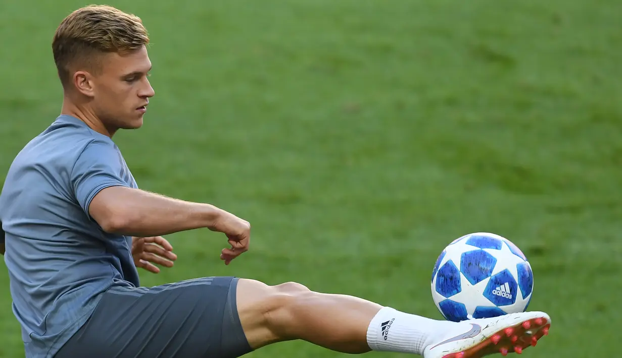 Bek Bayern Munchen, Joshua Kimmich mengontrol bola saat latihan di stadion Luz di Lisbon (18/9). Munchen akan bertanding melawan wakil Portugal, Benfica pada babak penyisihan grup E Liga Champions. (AFP Photo/Francisco Leong)