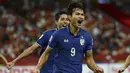 Thailand berhasil menyamakan skor 1-1 di babak kedua pada menit ke-54. Adisak Kraisorn menjebol gawang Nadeo Argawinata usai memanfaatkan bola rebound hasil tendangan Bordin Phala yang sempat ditepis Nadeo. (AP/Suhaimi Abdullah)