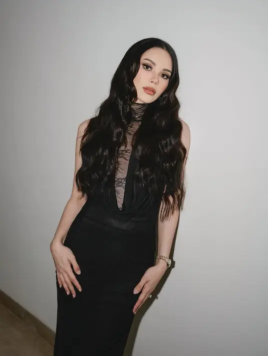 Dalam balutan gaun hitam nan elegan, Alyssa menghadirkan sisi feminin yang misterius, seakan membawa kita pada dunia fantasi bawah laut dengan sentuhan gelap yang memikat. [@almaarijvaniav].