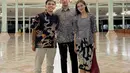 Sementara Thariq memadukan kemeja batiknya dengan celana chinos, dan sneakers hitam. [@aaliyah.massaid].