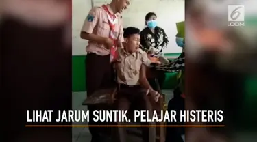 Reaksi setiap orang memang berbeda-beda ketika ingin disuntik. Salah satunya yang satu ini.