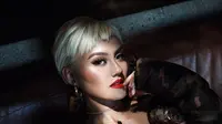 Penyanyi Agnes Monica atau lebih dikenal dengan Agnez Mo pernah memotong rambutnya jadi super pendek dan dicat warna platinum. Kebanyakan warganet melayangkan pujian. (Instagram/ agnezmo)