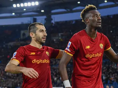 AS Roma berhasil mengalahkan Lazio 3-0 dalam laga di pekan ke-30 Serie A Liga Italia (20/3/2022). Dua gol kemenangan Roma dalam laga bertajuk Derby della Capitale tersebut disumbangkan striker asal Inggris, Tammy Abraham. 5 Rekor pun tercipta. Apa saja? (LaPresse via AP/Fabrizio Corradetti)