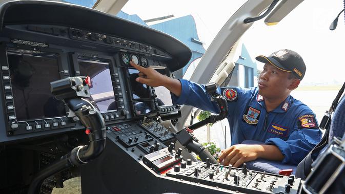 Polisi memeriksa helikopter Bell 429/P-3203 di Hanggar 3 Ditpoludara Korpolairud Polri, Pondok Cabe, Tangerang Selatan, Banten, Rabu (11/9/2019). Penambahan helikopter tersebut untuk mendukung tugas-tugas operasional Polri. (Liputan6.com/Herman Zakharia)