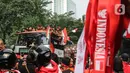 Masyarakat ikut gembira menyambut arak-arakan Timnas Indonesia U-22 yang baru saja meraih emas di Sea Games 2023. (Liputan6.com/Johan Tallo)