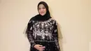 Aurel Hermansyah mengenakan long dress hitam berbahan tulle. Detail brokat dan payet bunga yang menghiasi gaun Aurel membuatnya terlihat semakin stunning. (Instagram/aurelia.hermansyah).