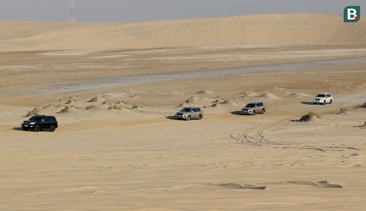 Area dekat pantai Sealine sangat cocok untuk menjelajahi gurun ini melalui dune bashing. Wisatawan bisa memacu adrenalin dengan melakukan petualangan di bukit pasir gurun ini. (Bola.com/Ade Yusuf Satria)