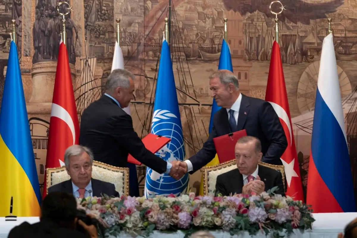 Perwakilan delegasi Ukraina dan Rusia berjabat tangan dalam penandatanganan perjanjian ekspor gandum Ukraina di Istana Dolmabahce, Istanbul, Turki, Jumat, 22 Juli 2022. (AP)