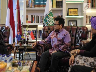 Duta Besar Australia untuk Indonesia, Paul Grigson berbincang dengan Ketua Umum PKB Muhaimin Iskandar di DPP PKB, Jakarta, Rabu (25/10). Kunjungan Paul ke DPP PKB untuk mengenal lebih jelas demokrasi dan politik di Indonesia. (Liputan6.com/Faizal Fanani)