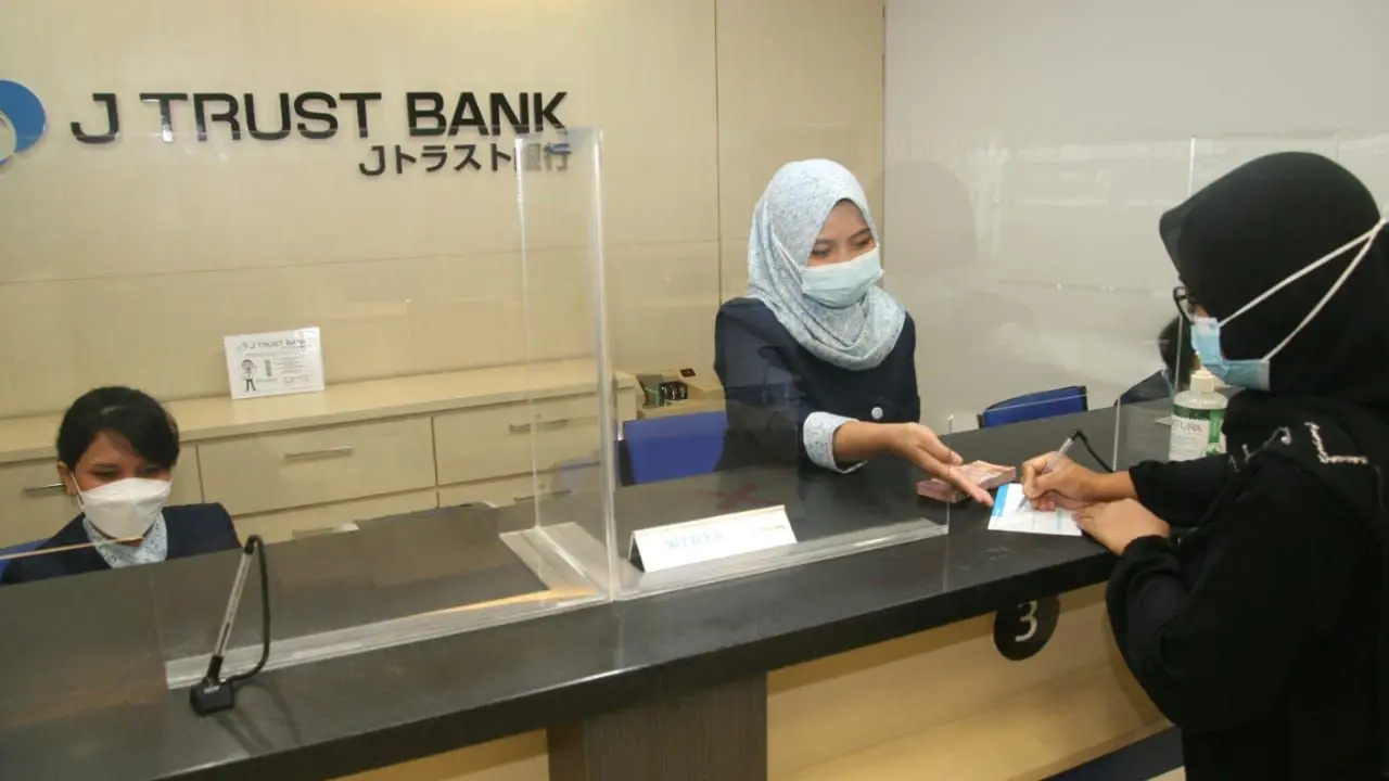 Transaksi di cabang PT Bank JTrust Indonesia Tbk. (Dok J Trust Bank)