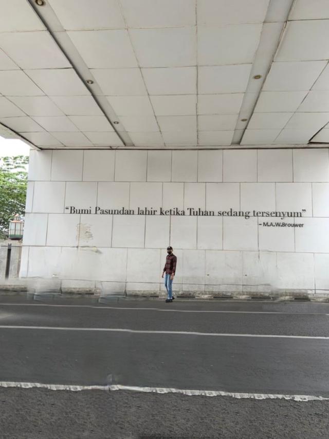 Minta Motor yang Lewat Dihilangkan, 6 Hasil Edit Foto Pria Ini Hasilnya Kocak