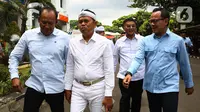 Gubernur Jawa Barat terpilih, Dedi Mulyadi terlihat hadir untuk melakukan registrasi pelantikan dan pemeriksaan kesehatan di Kantor Kementerian Dalam Negeri (Kemendagri), Jakarta, Minggu (16/2/2025). (Liputan6.com/Angga Yuniar)
