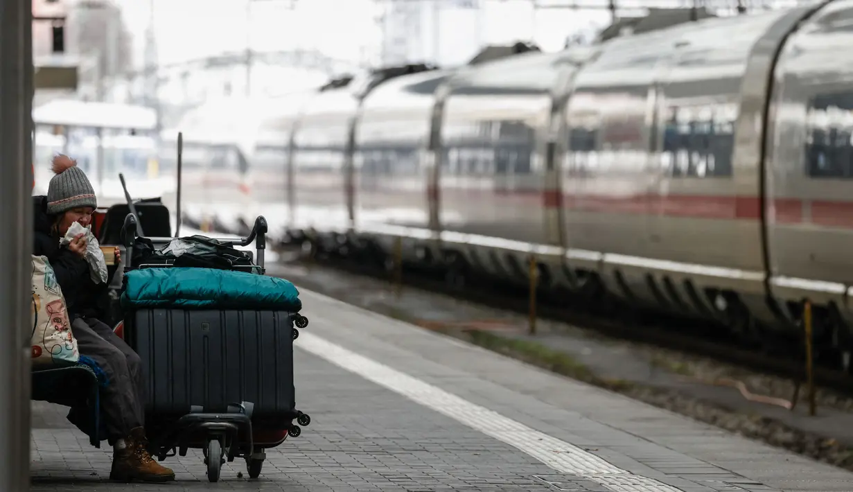 Seorang penumpang menunggu di peron untuk naik kereta di stasiun kereta utama di Munich, selama aksi mogok kerja masinis kereta api Jerman pada tanggal 8 Desember 2023.. (Michaela Rehle/AFP)