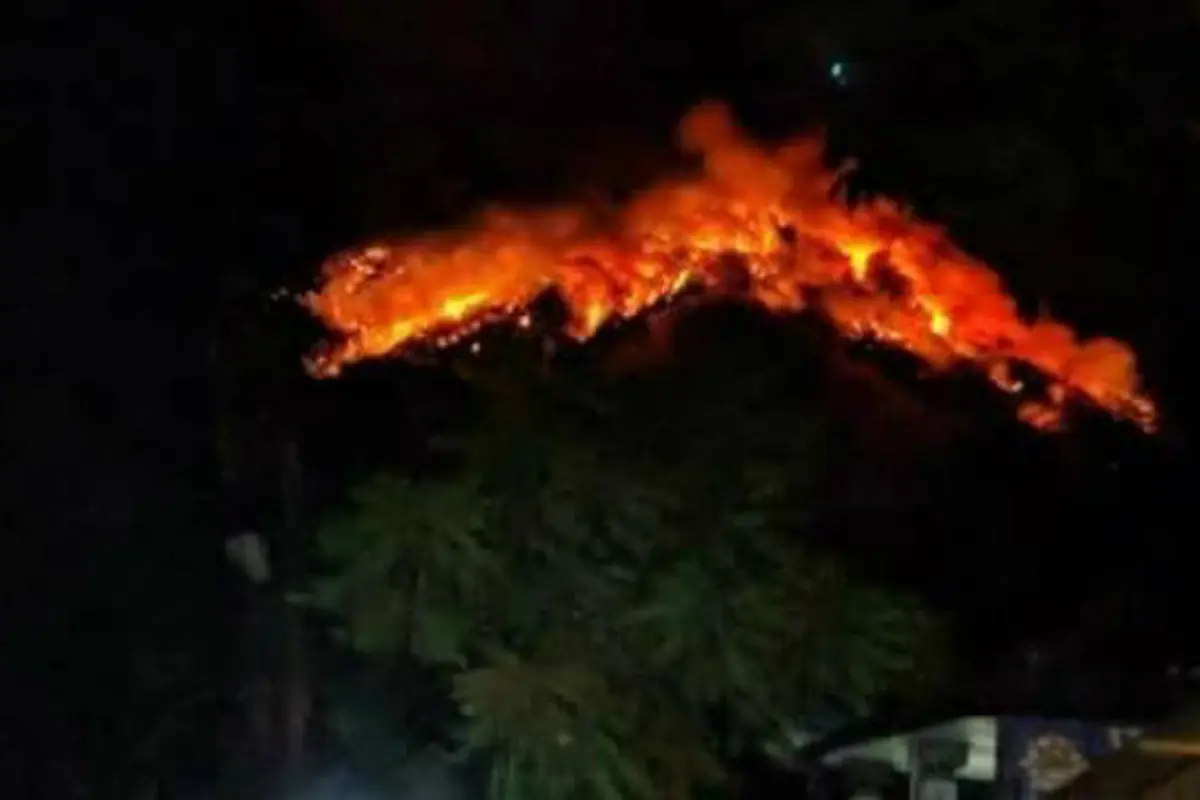 Gunung Agung kembali meletus pada Senin malam 2 Juli 2018