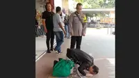 Napiter bernama Chairul Bachry sujud sukur usai dinyatakan bebas murni di Lapas Surabaya. (Dian Kurniawan/Liputan6.com)