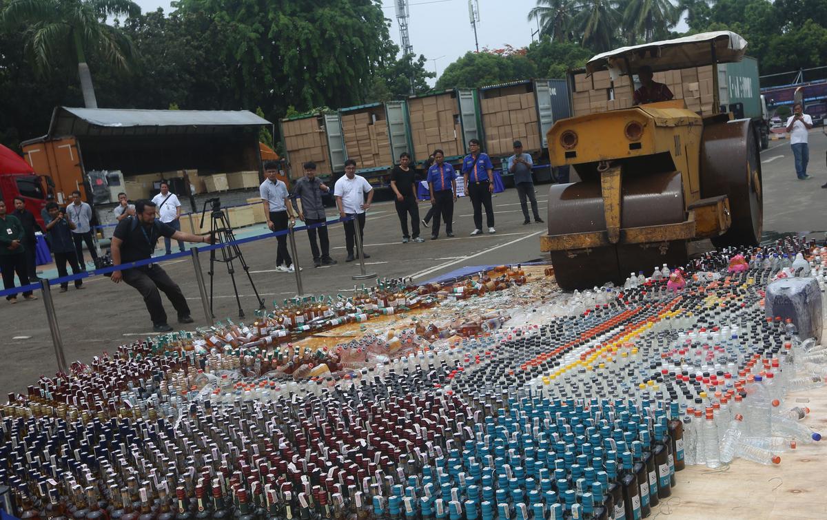Menko Polkam Budi Gunawan dan Menkeu Sri Mulyani musnahkan barang penyelundupan