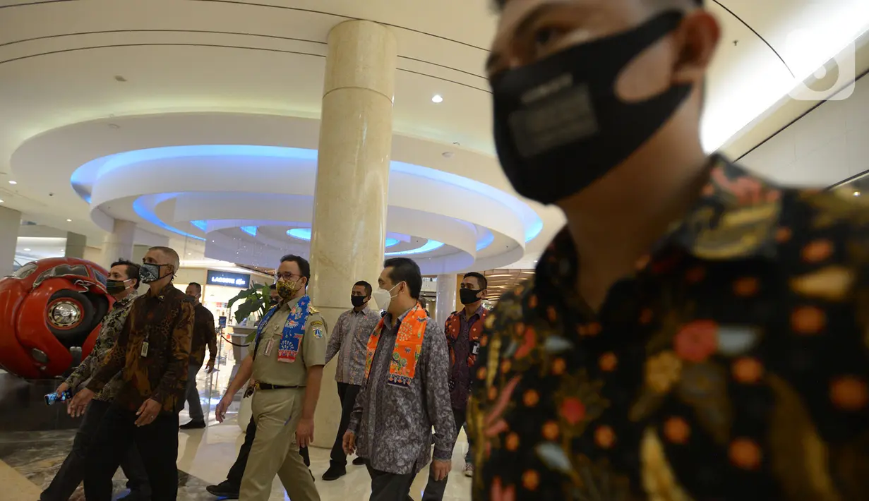 Menteri Perdagangan Agus Suparmanto (kanan) bersama Gubernur DKI Jakarta Anies Baswedan (kedua kanan) saat meninjau pelaksanaan protokol kesehatan kenormalan baru di Mal Kota Kasablanka, Jakarta, Selasa (16/6/2020). (merdeka.com/Imam Buhori)