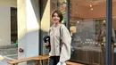 Sembari pegang kopi, outfit Choi Sooyoung ini bisa jadi inspirasi saat di airport. Mengenakan hoodie dan leather pants yang dipadukan dengan high boots yang trendy [@sooyoungchoi]