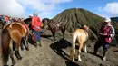 Warga menunggu wisatawan yang hendak menyewa kuda untuk alat transportasi berkeliling Gunung Bromo, Malang, Jawa Timur, (29/7). (Liputan6.com/Johan Tallo)