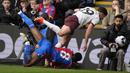 Striker Manchester City, Julian Alvarez (atas) dan gelandang Crystal Palace, Jefferson Lerma terjatuh usai perebutan bola pada laga pekan ke-32 Premier League 2023/2024 di Selhurst Park stadium, London, Sabtu (6/4/2024). (AP Photo/Frank Augstein)