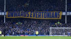 Suporter Everton membentangkan banner dalam laga lanjutan Piala FA 2024/2025 melawan Bournemouth di Goodison Park, Liverpool, Inggris, Minggu (09/02/2025) WIB. (AP Photo/PA/Peter Byrne)