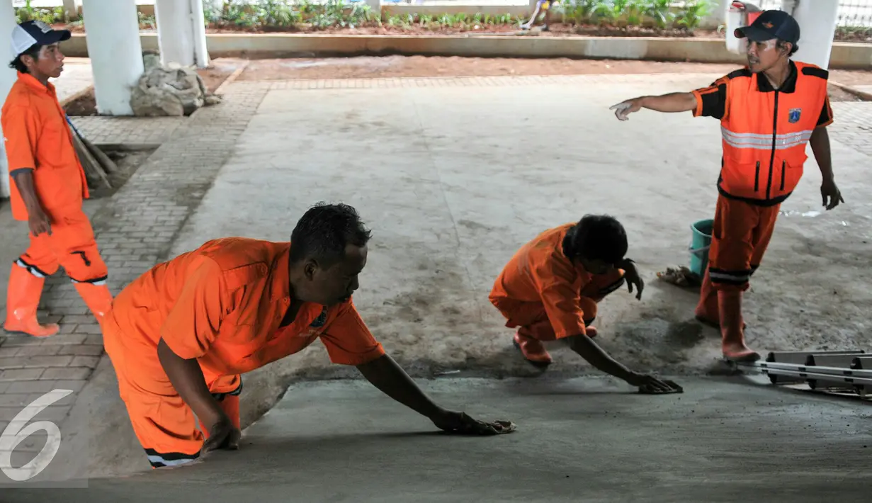 Petugas PPSU melakukan perbaikin arena skate board di taman Interaktif FO Klender yang sebelumnya berlubang dan rusak parah, Jakarta, Rabu (10/2). Usai mendapatkan instruksi Gubernur DKI Jakarta, taman langsung diperbaiki. (Liputan6.com/Yoppy Renato)