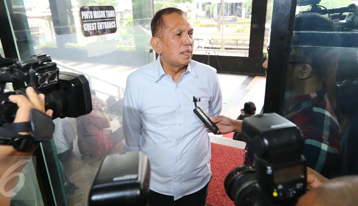 Chairuman Harahap memberi keterangan kepada awak media di Gedung KPK, Jakarta, Selasa (11/10). Politisi Golkar itu diperiksa terkait kasus dugaan korupsi pengadaan KTP Elektronik tahun 2011-2012. (Liputan6.com/Helmi Affandi)