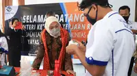 Menaker Ida saat meninjau BLK Komunitas Darussalam Blokagung dan BLK Komunitas Bustanul Falah di Banyuwangi, Jawa Timur, Jumat (2/4/2021).