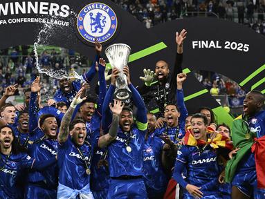 Para pemain Chelsea mengangkat piala saat menjuarai UEFA Conference League 2024/2025 setelah mengalahkan Real Betis dalam partai final yang berlangsung di Tarczynski Arena, Wroclaw, Polandia, Kamis (29/05/2025) dini hari WIB. (AP Photo/Denes Erdos)
