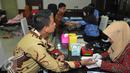 Seorang Petugas bersiap mengambil darah pendonor di ruang rapat BPPK Kemenlu, Jakarta, Jumat (24/7/15). Aksi donor darah tersebut menyambut hari kemerdekaan Indonesia pada tanggal 17 Agustus nanti. (Liputan6.com/Herman Zakharia)