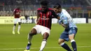 Gelandang AC Milan, Franck Kessie, berusaha melewati bek SPAL, Kevin Bonifazi, pada laga Serie A di Stadion San Siro, Milan, Sabtu (29/12). Milan menang 2-1 atas SPAL. (AP/Antonio Calanni)