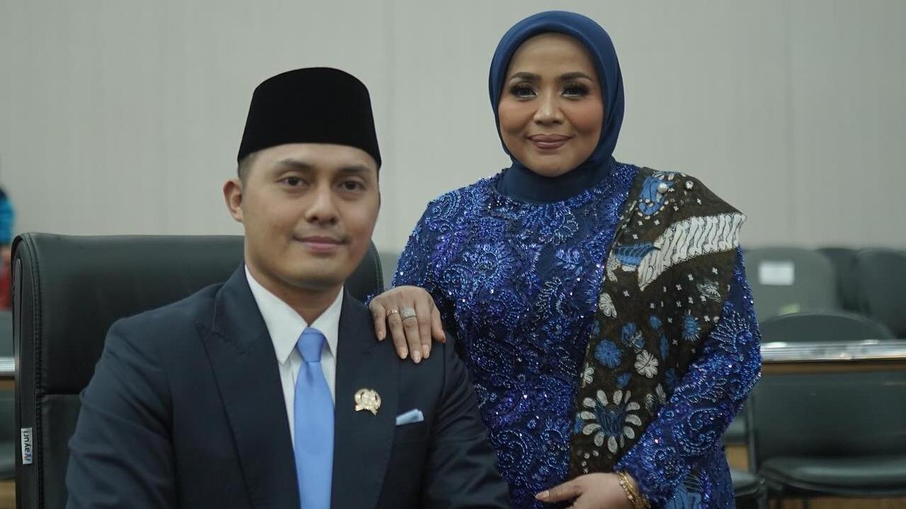 Tampil Berkebaya, ini Potret Muzdalifah Dampingi Sang Suami yang Resmi Dilantik jadi Anggota DPRD Provinsi Banten