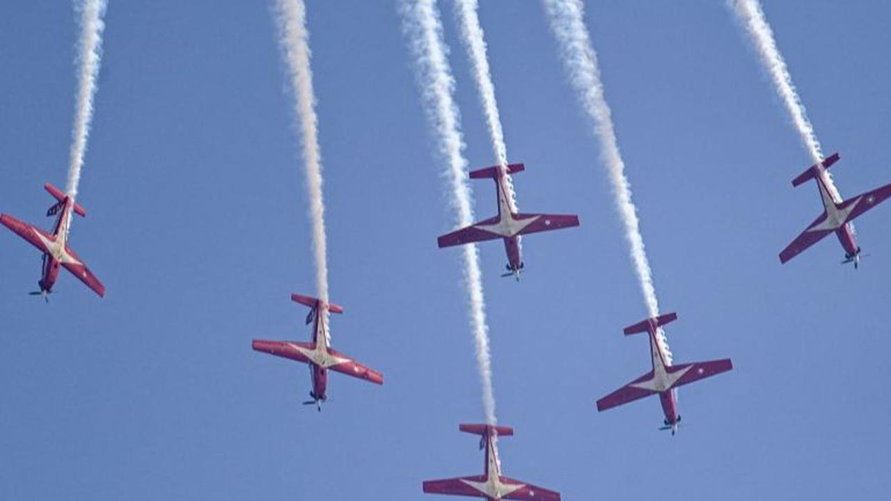 Tim Aerobatik Jupiter TNI AU&nbsp;menggebrak langit Singapura dengan manuver-manuver sangarnya menjelang Singapore Airshow, 2024, pada Minggu (18/2/2024). Ini merupakan latihan lanjutan Tim Jupiter TNi Au setelah melakukan latihan perdana pada Sabtu (17/2
