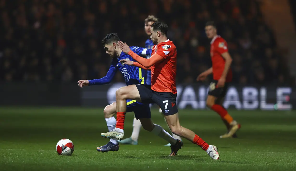 Pemain Chelsea Jorginho (kiri) berebut bola dengan pemain Luton Town Harry Cornick pada pertandingan sepak bola putaran kelima Piala FA di Kenilworth Road, Luton, Inggris, 2 Maret 2022. Chelsea menang 3-2. (AP Photo/Ian Walton)