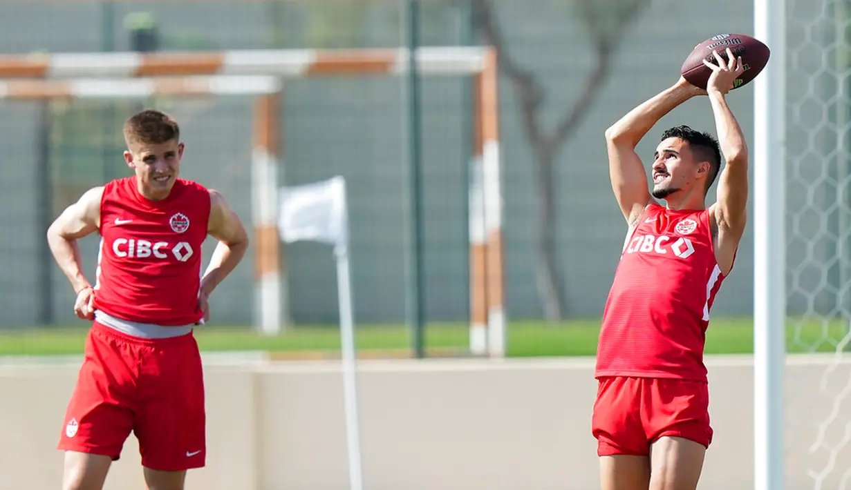 Pemain Kanada Stephen Eustaquio (kanan) menangkap bola saat sesi latihan di Doha, Qatar, 28 November 2022. Kanada akan menghadapi Maroko dalam pertandingan Piala Dunia 2022 pada 1 Desember 2022. (Nathan Denette/The Canadian Press via AP)