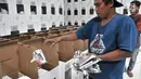 Pekerja memasukkan paket alat tulis untuk mencoblos ke dalam kotak suara Pemilu 2019 di Gudang Logistik KPU Kota Bekasi, Jawa Barat, Rabu (20/12). (Merdeka.com/Iqbal S. Nugroho)