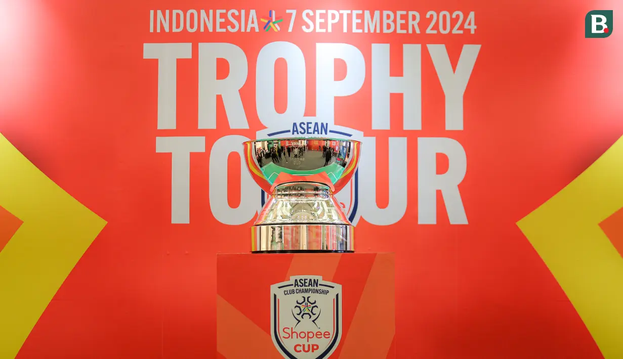 <p>Wujud trofi ASEAN Club Championship Shopee Cup 2024 dalam acara trophy tour di LOTTE Shopping Avenue, Event Atrium, Jakarta Selatan pada Sabtu (07/09/2024). (Bola.com/Bagaskara Lazuardi)</p>