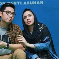 Foto Nycta Gina dan Rizky Kinos gelar acara syukuran (Galih W. Satria/bintang.com)