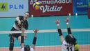 Pemain Gresik Petrokimia Pupuk Indonesia, Bogdana Anisova melepaskan spike yang berusaha diblok pemain Jakarta BIN, Myrasuci Indriani (kanan) dalam laga seri kedua putaran kedua Proliga 2023 di GOR Ken Arok, Malang, Kamis (9/2/2023) siang WIB. Gresik Petrokimia Pupuk Indonesia menang 3-2 (23-25, 25-21, 20-25, 25-17 dan 15-9). (Dok. Proliga 2023)