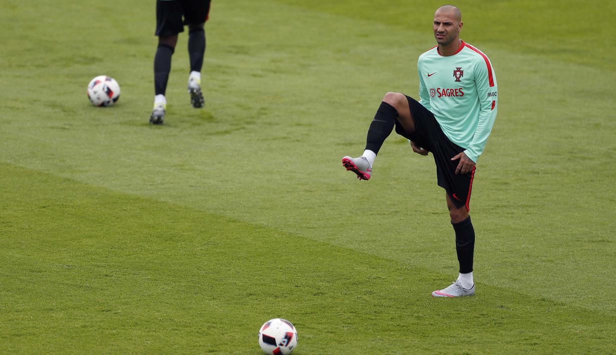 Pemain Portugal, Ricardo Quaresma tengah berlatih bersama rekan-rekannya pada sesi latihan di Centre National de Rugby, Marcoussis, Prancis. (28/6/16). (REUTERS/John Sibley)