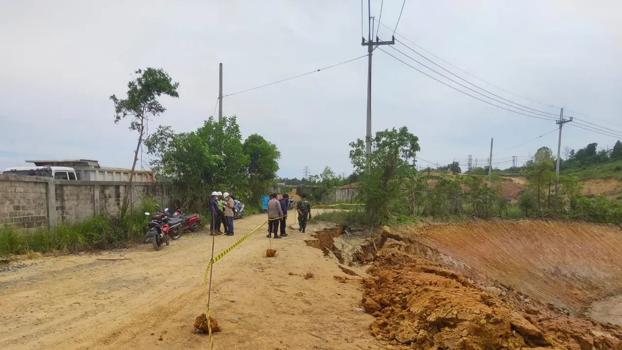 Jalan longsor