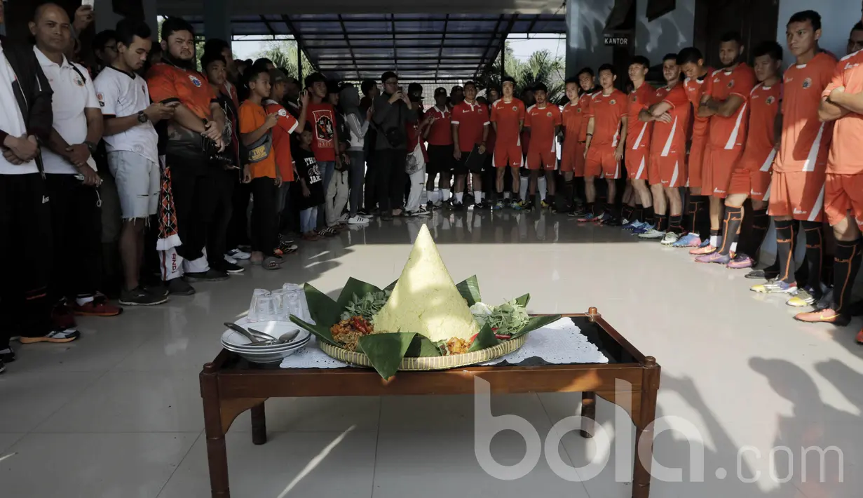 Pemain Persija Jakarta dan The Jakmania mengikuti acara potong tumpeng peresmian lapangan latihan dan mess baru di Halim Perdanakusuma, Jakarta, Selasa (28/03/2017). Persija resmi memiliki tempat latihan dan mess baru. (Bola.com/M Iqbal Ichsan)