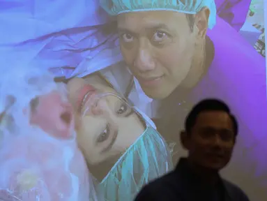 Layar monitor menampilkan momen bahagia ketika Menteri Koordinator Bidang Infrastruktur dan Pembangunan Kewilayahan yang juga Ketua Umum Partai Demokrat, Agus Harimurti Yudhoyono, menjenguk istrinya, Annisa Larasati Pohan, usai melahirkan anak kedua mereka di Rumah Sakit Pondok Indah (RSPI), Jakarta, Senin (30/3/2026). (Kapanlagi.com/Budy Santoso)