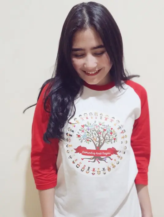 Prilly Latuconsina, aktris bertubuh mungil ini juga sering banget berpakaian seksi. Namun kali ini, Prilly lebih memilih memakai kaos. Tampilannya tetap kece meskipun terlihat begitu sederhana dan  simple. (Instagram/prillylatuconsina96)