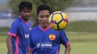 Gelandang Selangor FA, Evan Dimas, mengontrol bola saat latihan di Lapangan SUK, Selangor, Sabtu (3/2/2018). Selangor FA bersiap jelang laga perdana Liga Super Malaysia melawan Kuala Lumpur FA. (Bola.com/Vitalis Yogi Trisna)