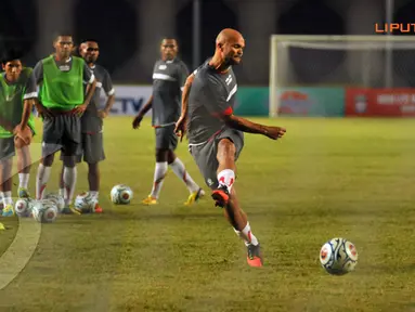 Penyerang Sergio van Dijk melakukan ekskusi bola mati dalam sesi latihan yang dipimpin langsung Jacksen F Tiago pada Jumat 19 Juli 2013 (Liputan6.com/Helmi Fithriansyah)