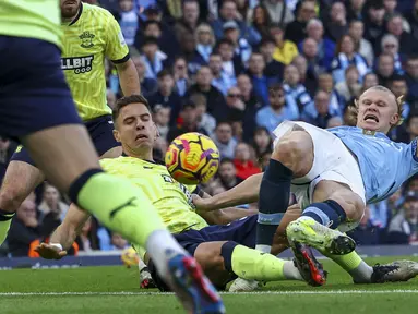Pemain Manchester City, Erling Haaland mencetak gol ke gawang Southampton pada laga lanjutan Liga Inggris 2024/2025 yang berlangsung di Etihad Stadium, Manchester, Inggris, Sabtu (26/10/2024). (AP Photo/Darren Staples)